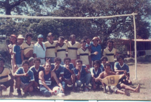 Fiesta Navidad Birmania 1983. Partido de fútbol entre Tigres (mantenimiento) versus Monos (riego)