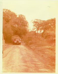 Primer camión de CATSA por Camino antiguo por “La sección de la mata de yuca”