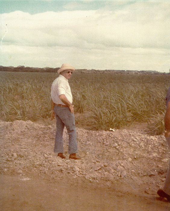Don Daniel Oduber Quiros (Presidente de Costa Rica periodo 1974 a 1978). Observando cañales recien sembrados en la seccion de polvazales, en el antiguo campo de aterrizaje en Polvazales.